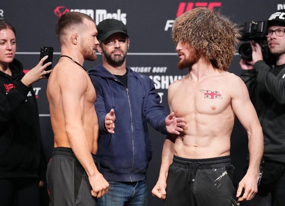 Cargar video: 7 de diciembre ✨Merab Dvalishvili Vd Petr Yan✨ pEl espíritu del combate vuelve este fin de semana. Revive la emoción con el video oficial… y luce tu pasión por la pelea con nuestra ropa FightWear.”